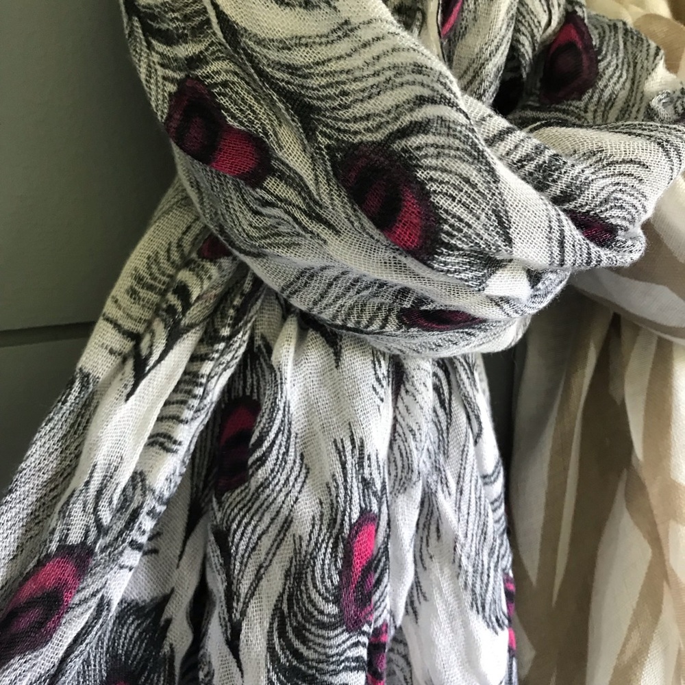 Scarf: white and pink peacock
